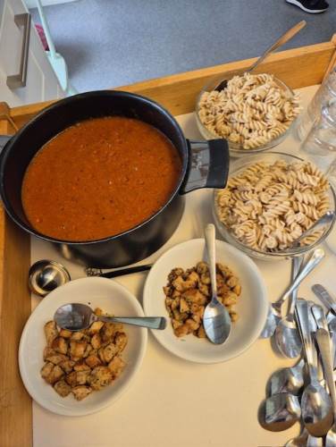 Hjemmelaget tomatsuppe med hjemmelaget krutonger.